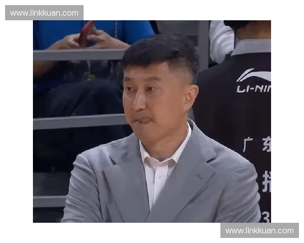 杜锋指导在系列赛中被迫调整轮换,通过增加老将出场时间最终稳定军心涉险过关 杜锋指导在系列赛中被迫调整轮换,通过增加老将出场时间最终稳定军心涉险过关